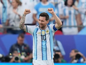 Messi marca hat-trick e se iguala a Klose como maior artilheiro de Copas