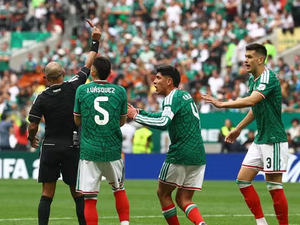 México vence África do Sul e duelo com três expulsos