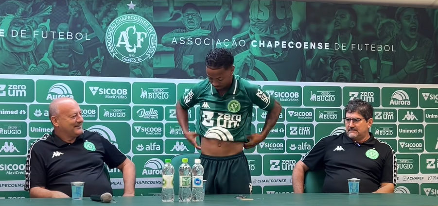 Atacante Ênio é apresentado oficialmente na Chapecoense
