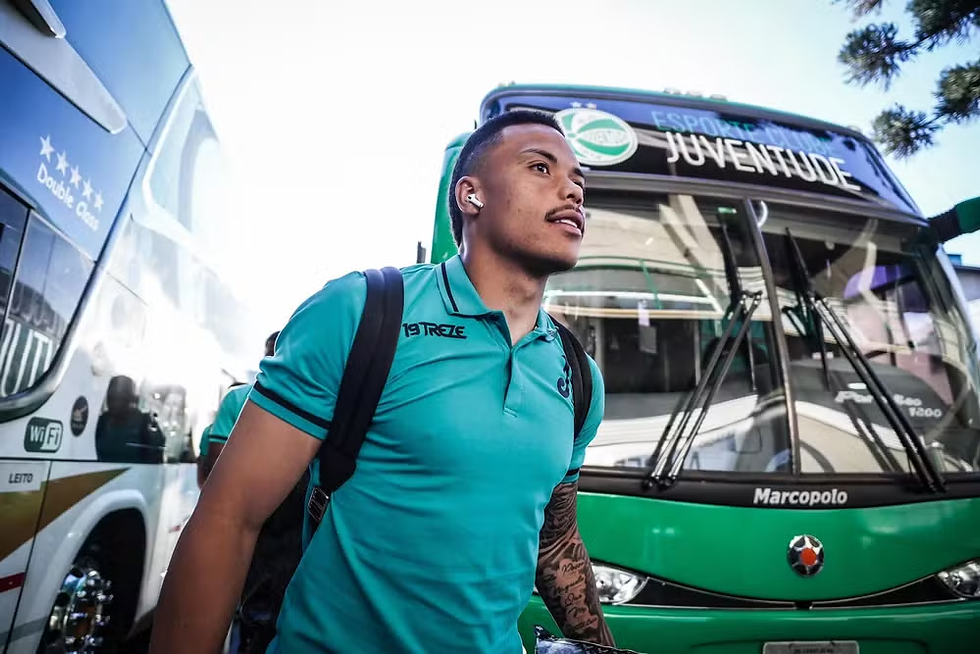 Grêmio assina pré-contrato com volante do Juventude