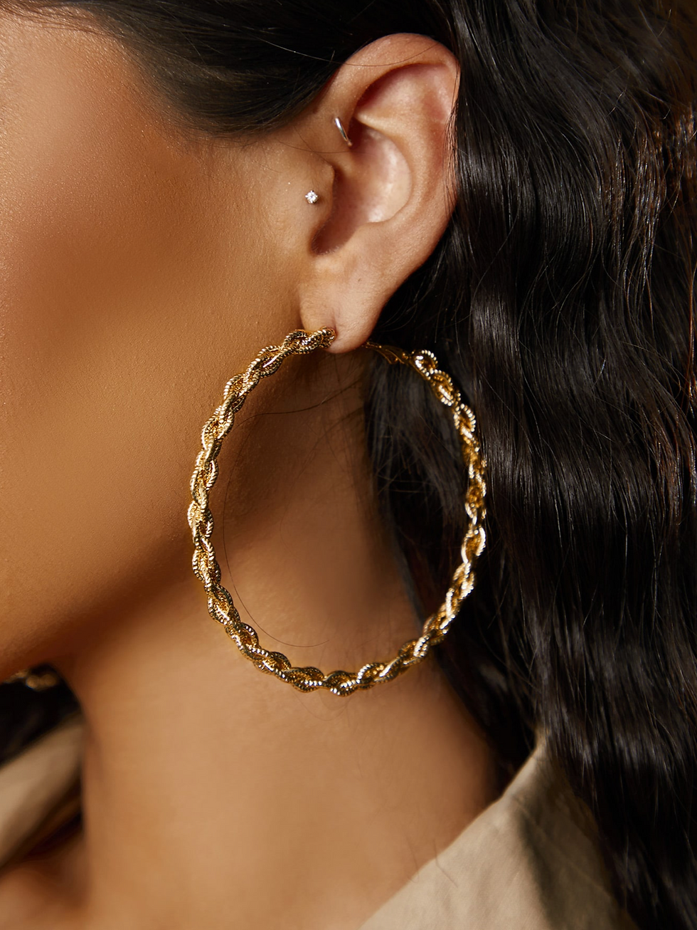 Thumbnail: Twiste hoop earring
