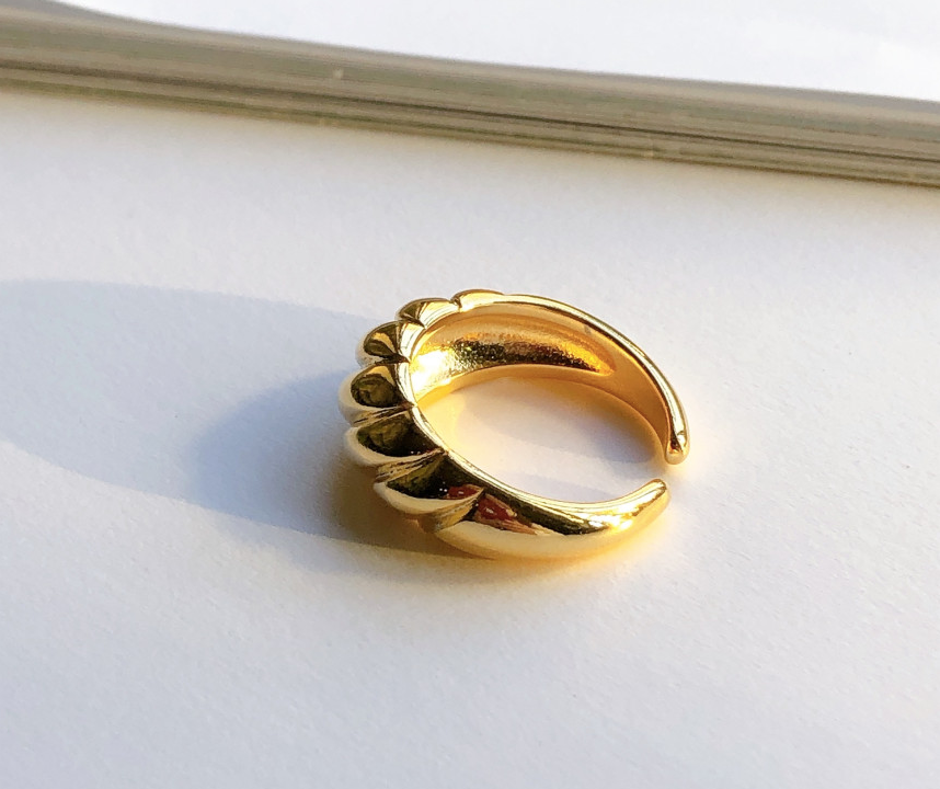 Thumbnail: Baguette gold ring