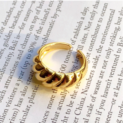 Thumbnail: Baguette gold ring