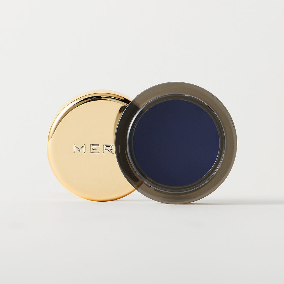Cremiger Lidschatten Solo Shadow im Farbton Midnight von Merit für Smokey Eyes