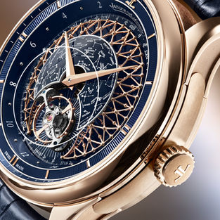 Jaeger-LeCoultre Master Hybris Artistica Calibre 945 in Rotgold mit blauem Zifferblatt und kosmischer Darstellung, inszeniert vor abstraktem Hintergrund.