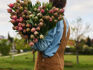 Eine Frau trägt einen Blumenstrauss