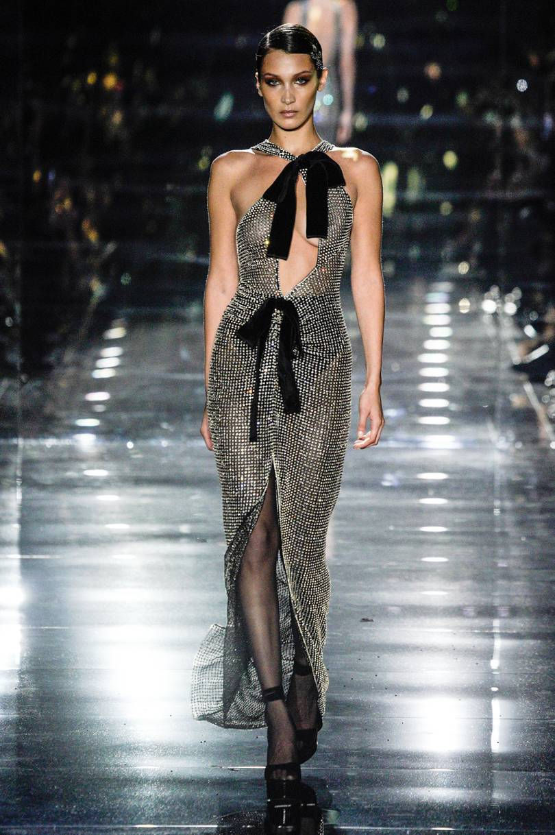 Model in einem Haute-Couture-Kleid von Tom Ford auf dem Laufsteg