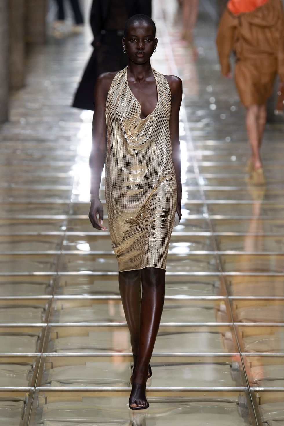 Model im Kleid auf dem Laufsteg von Bottega Veneta.