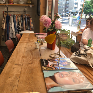 Dan`Lab Café mit einem Tisch, Magazinen und Geschenkidee