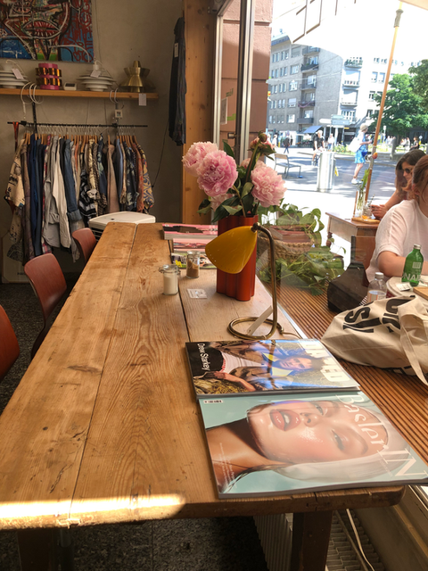 Dan`Lab Café mit einem Tisch, Magazinen und Geschenkidee