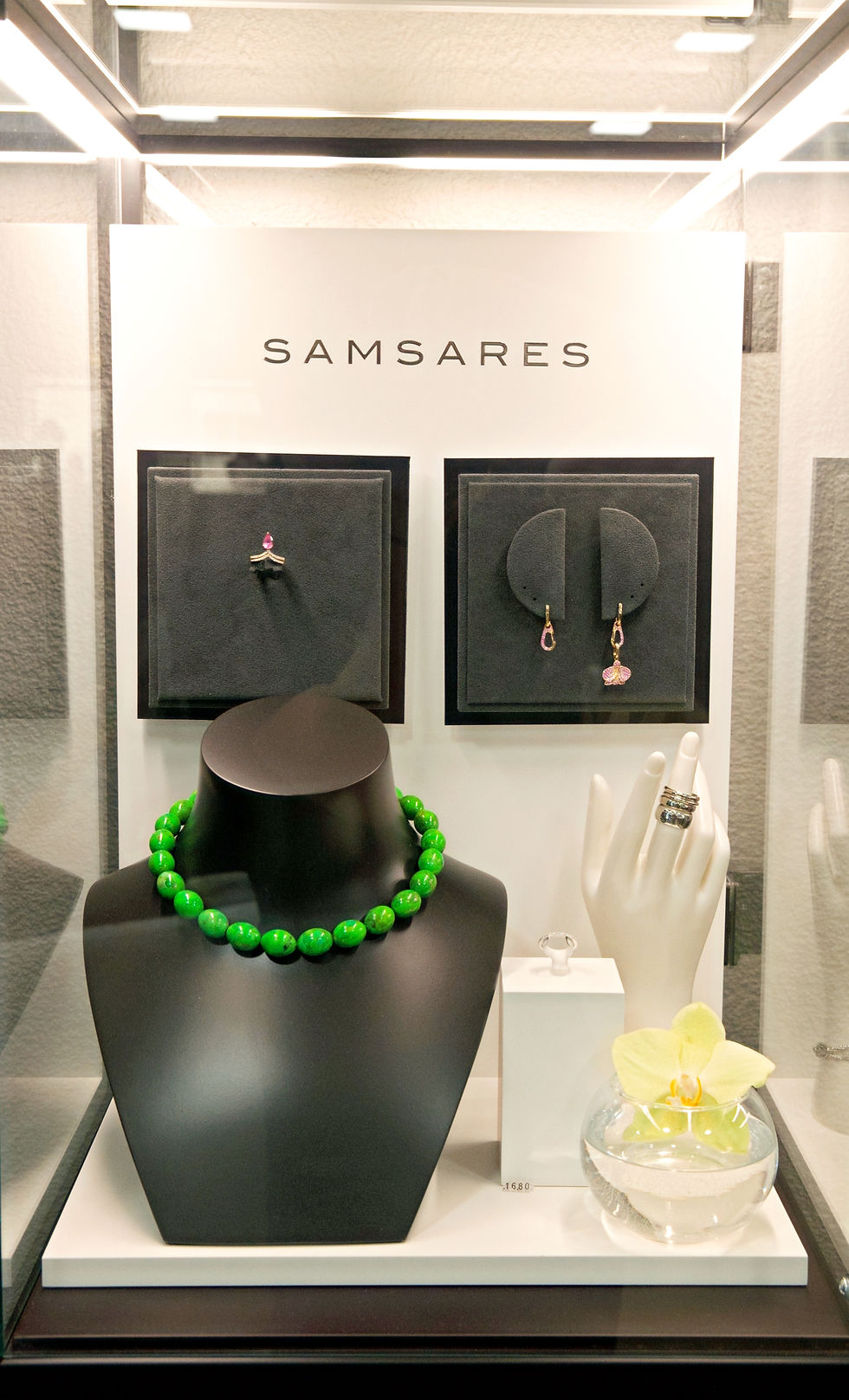 Schmuck-Schaukasten mit handgefertigten Ohrringen, Ringen und Ketten
