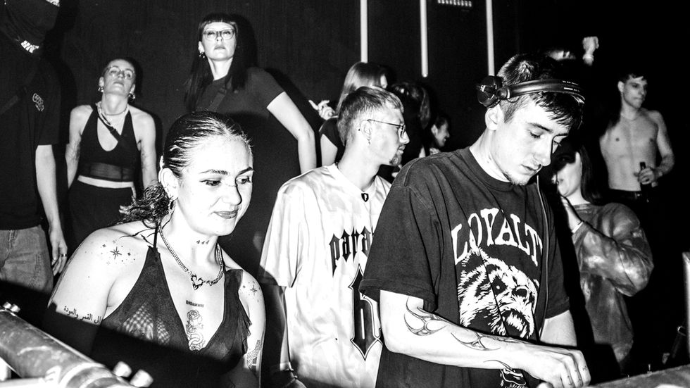 Musikszene Basel bei Nacht mit kulturellen Begegnungsorten