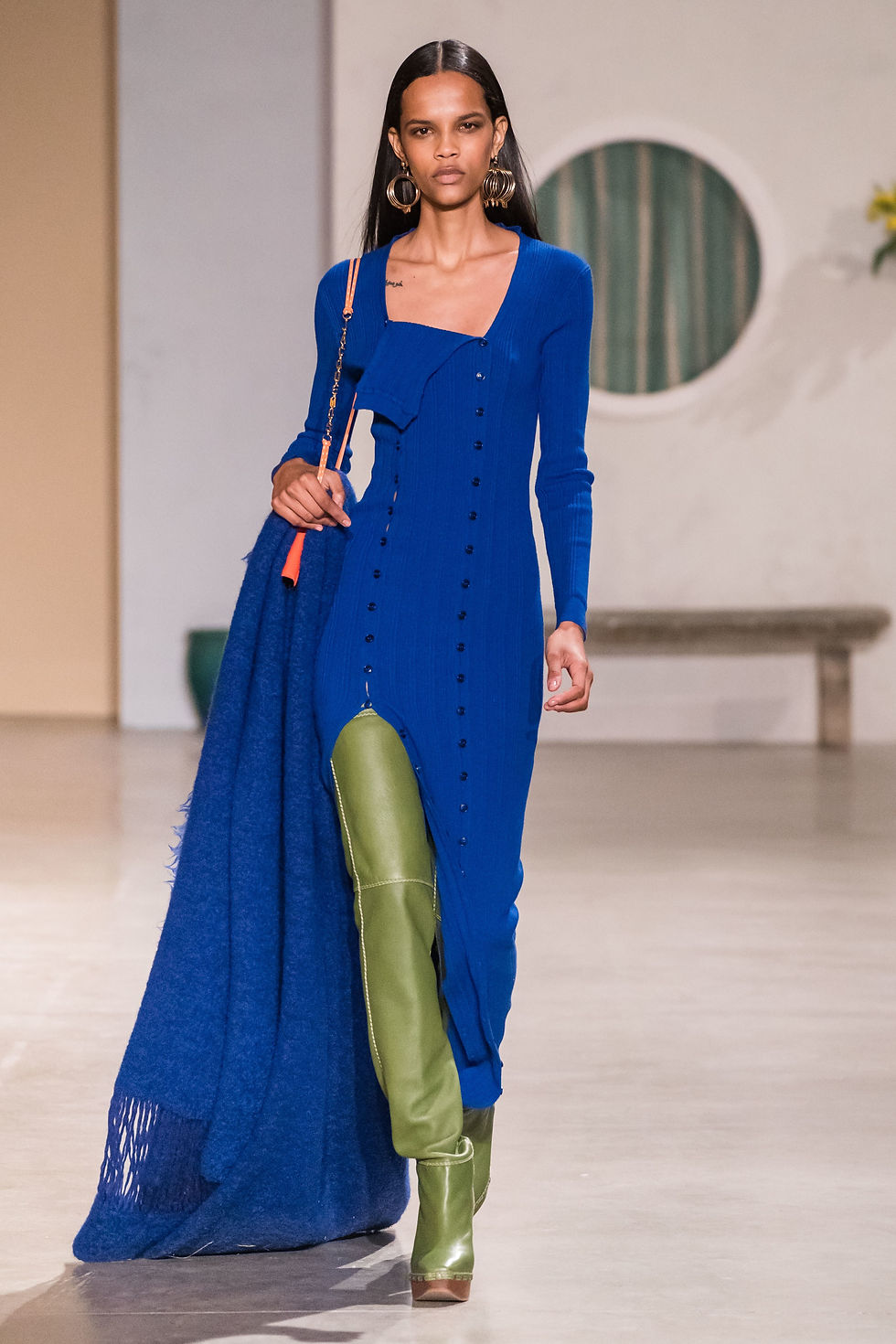 Model in elektrisch blauem Kleid bei der Jacquemus-Modenschau.