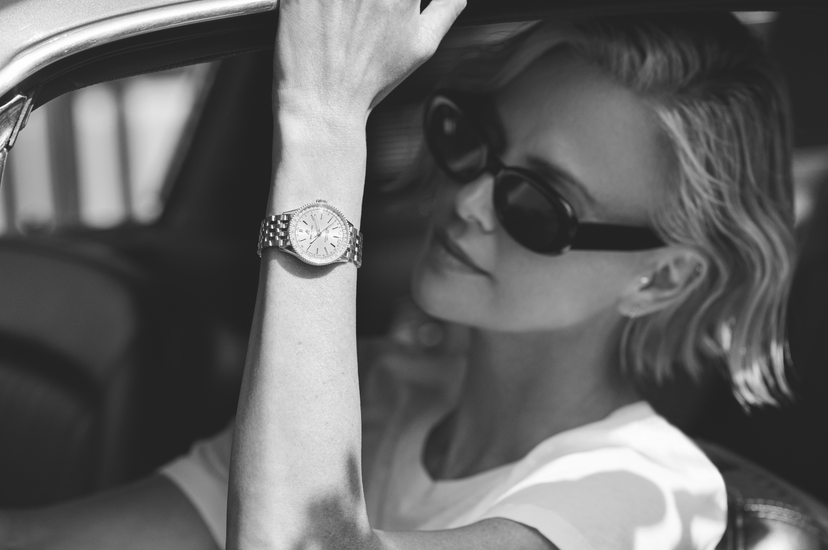 Charlize Theron als Markenbotschafterin von Breitling im Schwarz-Weiss-Porträt mit moderner, minimalistischer Bildsprache