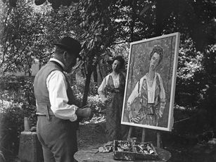 Zwei Personen in farbigen Kostümen auf einer blühenden Wiese vor einer Stadtlandschaft – Kunstmuseum Basel