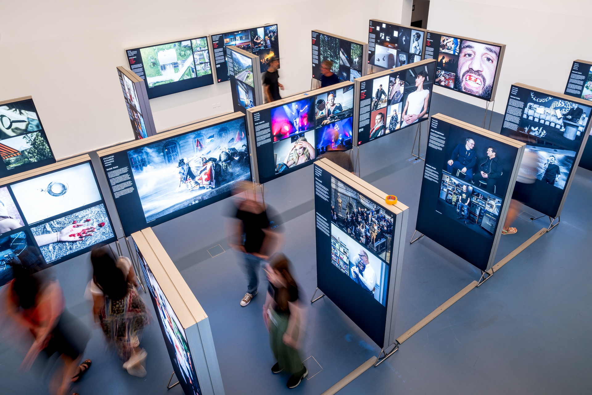 Ausstellungsansicht von Swiss Press Photo 26 mit prämierten Pressebildern in der Nationalbibliothek Bern