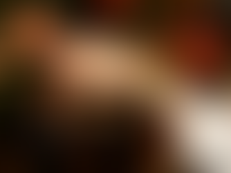 Goldene Vintage-Armbanduhr aus dem Bucherer Certified Pre-Owned Sortiment an einem Handgelenk zwischen Blumenarrangements