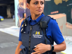 POLIZISTIN AUS LEIDENSCHAFT