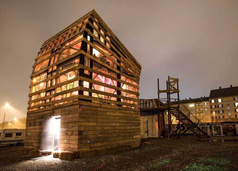 Aussenansicht des Holzpark Klybeck bei Nacht