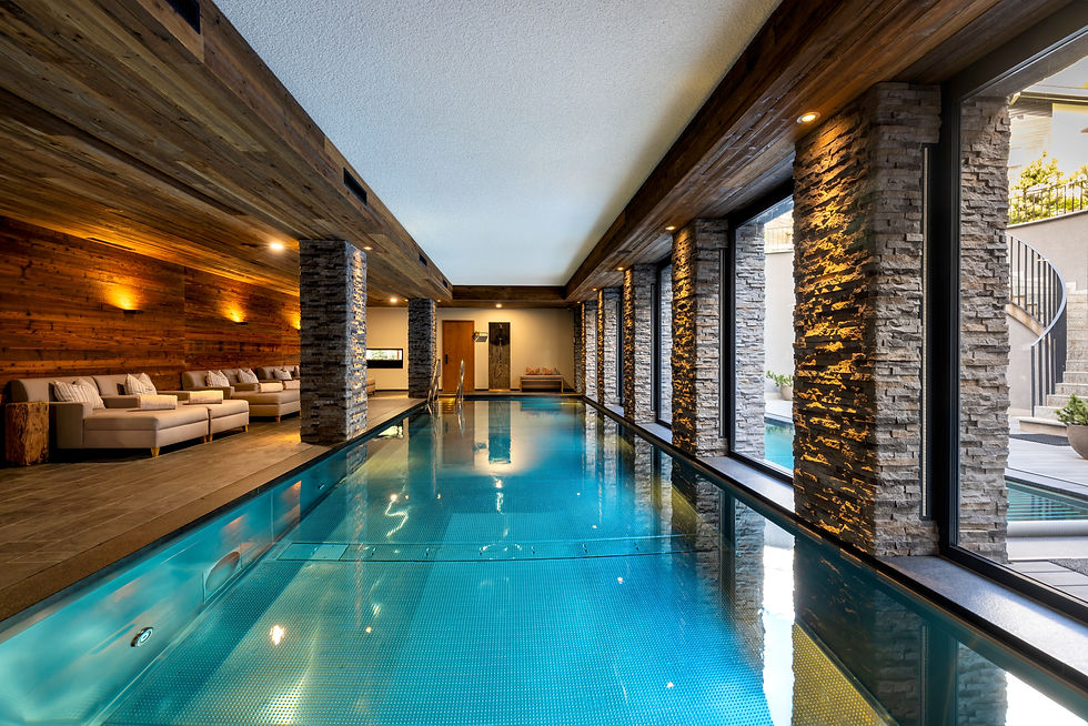 Indoor Pool des Peak Health Spa im The Capra mit Blick in den Garten