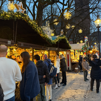 Im märchenhaft beleuchteten Baumhain finden sich 44 Marktstände