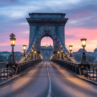Die Kettenbrücke mit den zwei Löwen in Budapest