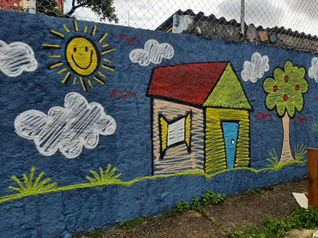 Muro personalizado: Crianças produzem os desenhos que embelezam a nossa escola.