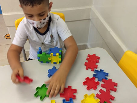 Criando, explorando e se divertindo com os brinquedos de encaixe!