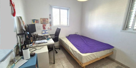 The bedroom in the apartment at 11 Landers St. Ramat Gan