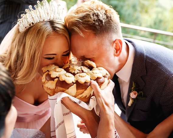 Brautpaar kostet traditionell das Hochzeitsbrot – ein emotionaler Moment voller Freude und Symbolik.