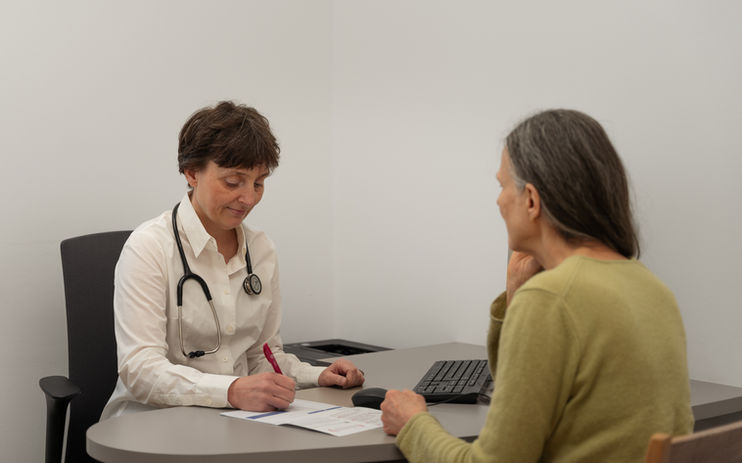 Gespräch mit Patient mit Dr. med. Heike Kroeger