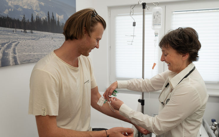 Behandlung am Patienten mit Dr. med. Heike Kroeger