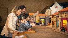 Village miniature représentant la Vendée au début du XXe siècle, avec des maisons, des personnages et des scènes de la vie quotidienne reconstituées à petite échelle.