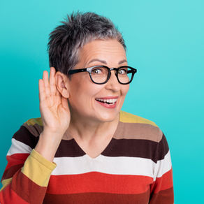 Les acouphènes, fréquents chez les seniors, se manifestent par des sons perçus uniquement par la personne, comme des sifflements ou bourdonnements, et peuvent être atténués grâce à des solutions adaptées telles que les dispositifs et compléments QUIES pour préserver le confort auditif et la qualité de vie.