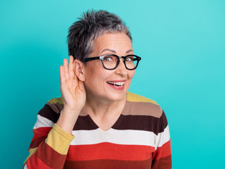 Les acouphènes, fréquents chez les seniors, se manifestent par des sons perçus uniquement par la personne, comme des sifflements ou bourdonnements, et peuvent être atténués grâce à des solutions adaptées telles que les dispositifs et compléments QUIES pour préserver le confort auditif et la qualité de vie.