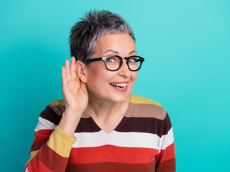 Les acouphènes, fréquents chez les seniors, se manifestent par des sons perçus uniquement par la personne, comme des sifflements ou bourdonnements, et peuvent être atténués grâce à des solutions adaptées telles que les dispositifs et compléments QUIES pour préserver le confort auditif et la qualité de vie.