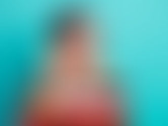 Les acouphènes, fréquents chez les seniors, se manifestent par des sons perçus uniquement par la personne, comme des sifflements ou bourdonnements, et peuvent être atténués grâce à des solutions adaptées telles que les dispositifs et compléments QUIES pour préserver le confort auditif et la qualité de vie.