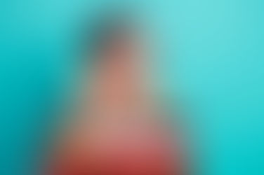 Les acouphènes, fréquents chez les seniors, se manifestent par des sons perçus uniquement par la personne, comme des sifflements ou bourdonnements, et peuvent être atténués grâce à des solutions adaptées telles que les dispositifs et compléments QUIES pour préserver le confort auditif et la qualité de vie.