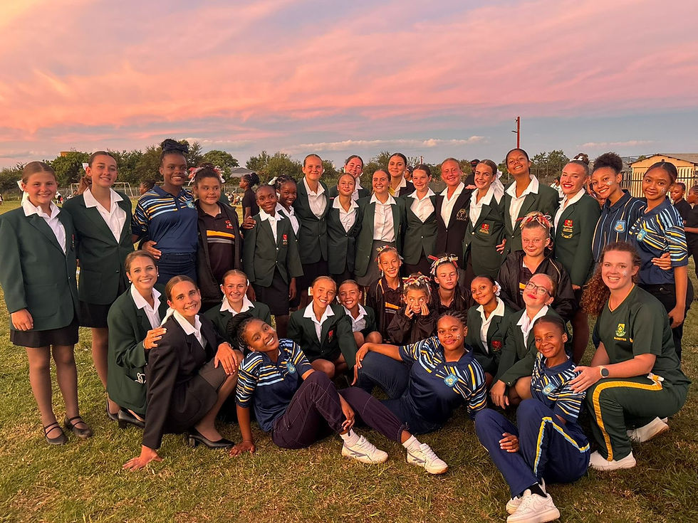 Hoffie-Trompoppies Domineer die Velde in Rustenburg