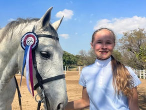 Gimmies Ry Koning by Maple Ridge: Ruiters Palm Rits Podiumplekke In Tydens Strawwe Kompetisie