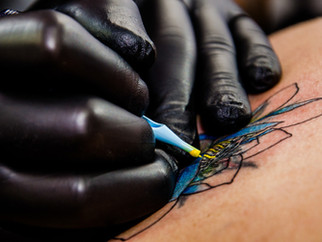 ¿Saben los jóvenes cuidar su piel cuando tienen tatuajes o piercings?