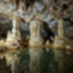 Stalactite și stalagmite în peșteră