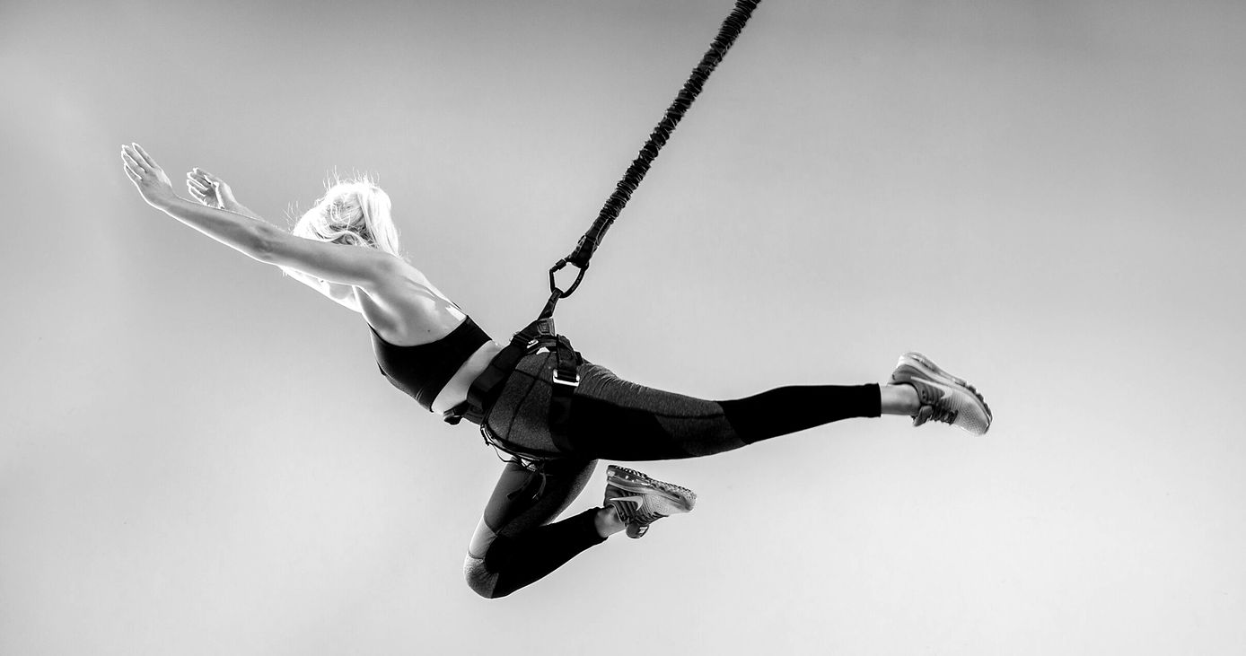 Bungee Fitness στο κέντρο της Θεσσαλονίκης, μαθήτρια αιωρείται στον αέρα στο Step Up Dance Studio
