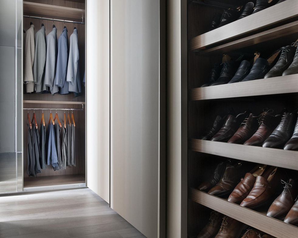 Closet de casal organizado com cabides padronizados e prateleiras livres