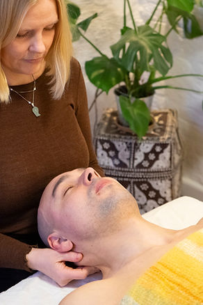 Maria Myhlendorph kropsterapeut behandler klients nakke med bevægelse