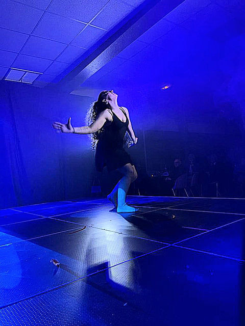 Danseuse sur scène sous lumière bleue