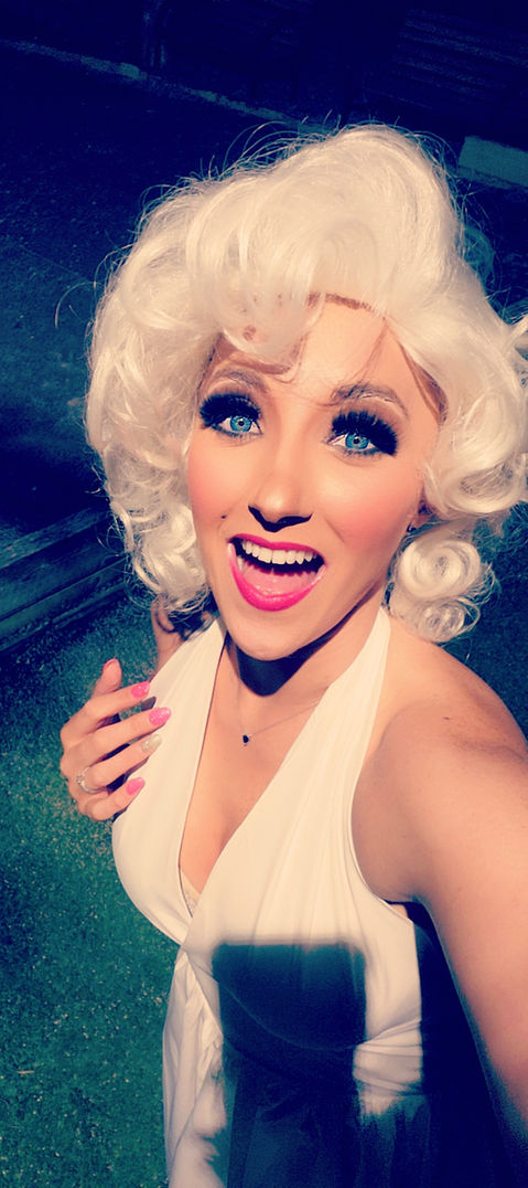 Femme déguisée en Marilyn Monroe, souriante