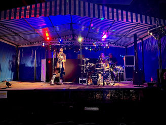 Groupe de musique jouant en direct sur scène éclairée