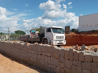 caminhão descarregando pedras