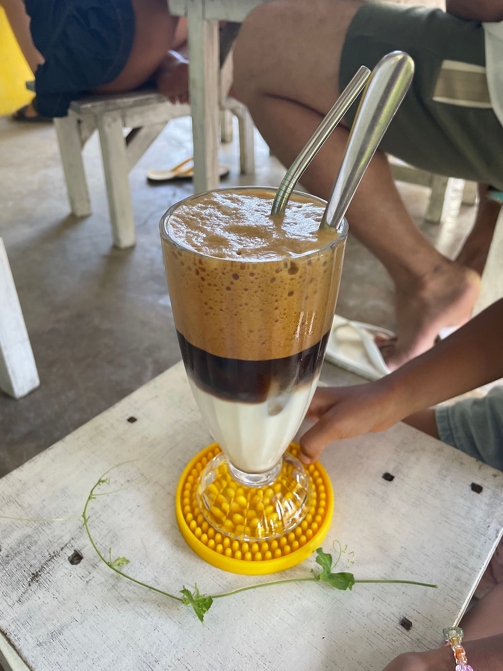 CA PHE SUA ( coffee and sweetened coconut milk ) 130ペソ (約350円)